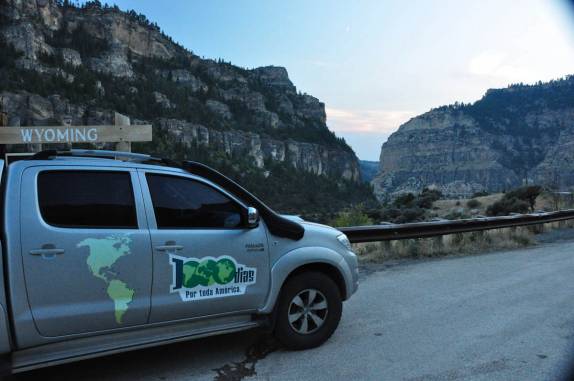Cruzando um gigantesco canyon no  centro de Wyoming, nos Estados Unidos